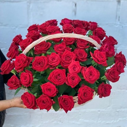 Корзинка "Моей королеве" из красных роз с доставкой в Павлодаре
